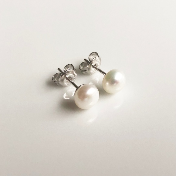 NEW 6mm Natural Freshwater Pearl Studs - Picture 2 of 7